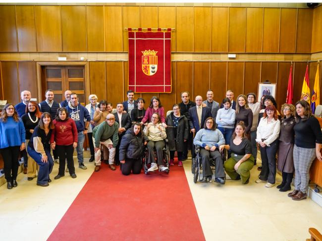 Los participantes de la iniciativa Concejales por un día organizada por ASTOR y el Ayuntamiento de Torrejón de Ardoz