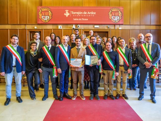 El alcalde, Alejandro Navarro Prieto, y el concejal de Educación, Bienestar e Inmigración, Rubén Martínez, con los 7 alcaldes de los municipios de la Bassa Reggiana italiana que participan en el encuentro, los directores de los centros españoles gestionados por el grupo educativo PBM y las representantes del equipo coordinador del proyecto, Paloma Barrios y Mónica Lasagni