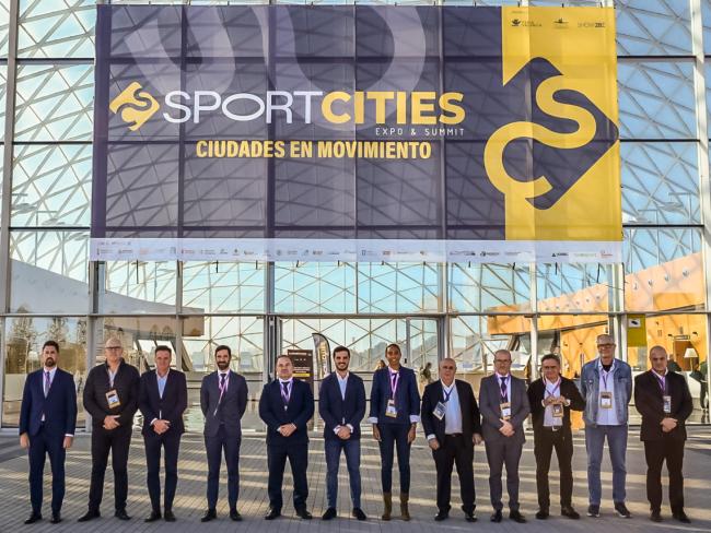 El alcalde de Torrejón de Ardoz y presidente de la Comisión de Deportes de la FEMP, Alejandro Navarro (sexto por la izquierda), encabezando la delegación que participó en Sportcities