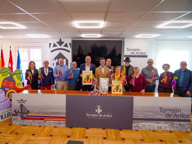 El alcalde de Torrejón, Alejandro Navarro, con el  alcalde de Cuevas Bajas (Málaga), Manuel Lara, y vecinos residentes en Torrejón nacidos en esta localidad malacitana