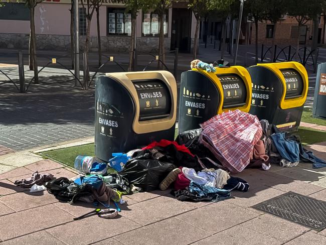 Está prohibido dejar la basura fuera de los contenedores, lo que puede conllevar multas desde 100 euros