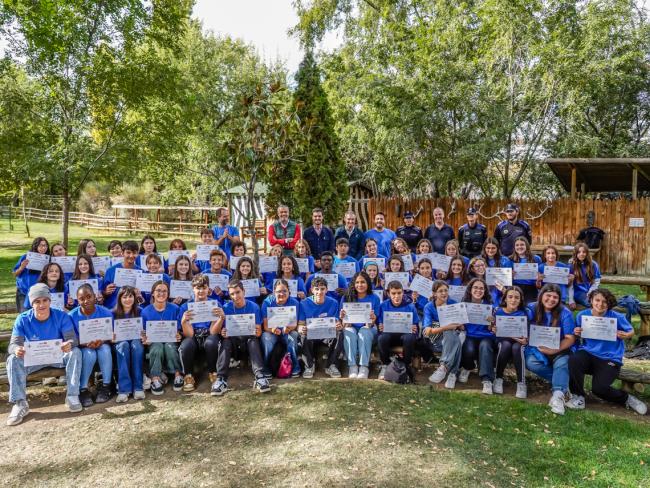 El alcalde, Alejandro Navarro Prieto, el concejal de concejal de Bienestar, Educación e Inmigración, Rubén Martínez Martín, y el edil de Seguridad, Alberto Cantalejo junto a los alumnos en el Parque Europa, donde se desarrollan alguna de las actividades del programa