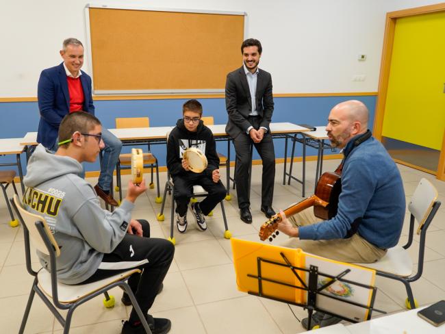 El alcalde, Alejandro Navarro Prieto, y el concejal de Bienestar, Educación e Inmigración, Rubén Martínez, visitando el CPEE Iker Casillas