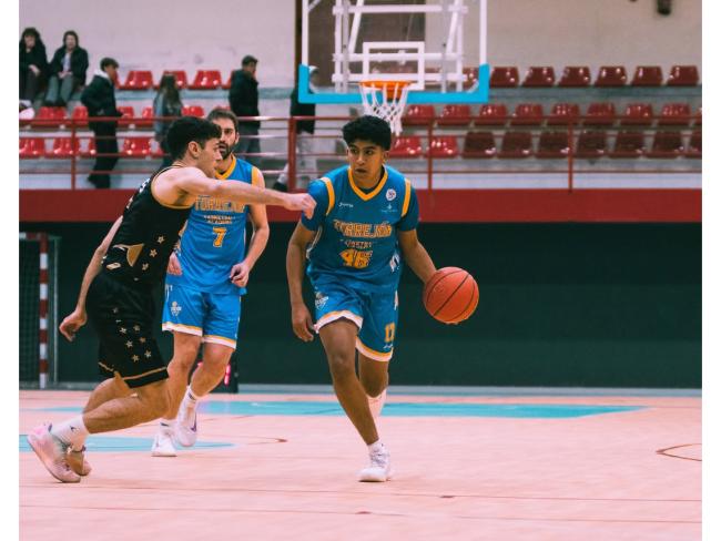 Imagen del partido del Basket Torrejón ante Uros de Rivas (@sport_fernandez_photo)