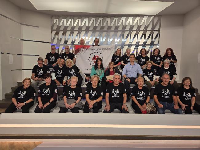 Cristián Gálvez junto a los alumnos y profesores del Club de Judo Corredor del Henares del proyecto de judo para mayores que asistieron al programa La Tarde