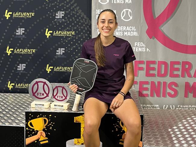 Paula Clemente con los dos trofeos logrados en el Campeonato de Madrid de pickleball