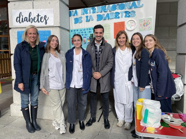 El alcalde, Alejandro Navarro Prieto y la concejala de Sanidad, Carla Picazo, visitando la mesa informativa instalada en la Plaza Mayor 