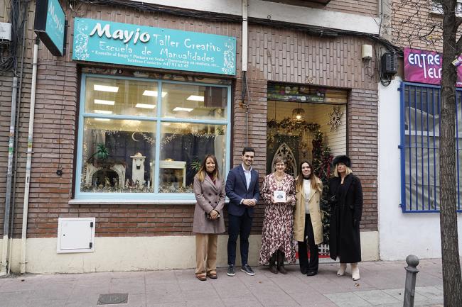 El alcalde, Alejandro Navarro Prieto, la representante de la Asociación de Comerciantes de la Zona Centro, Vanesa Calvo, y la secretaria general de UNICEM, Carolina Santana con la propietaria de Mayjo Taller Creativo, mejor ambiente navideño