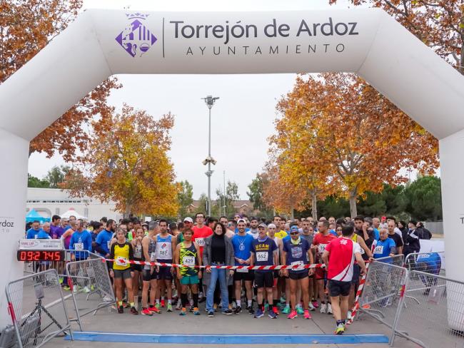   El alcalde, Alejandro Navarro Prieto y la concejala de Turismo, Miriam Gutiérrez, en la línea de salida junto a los participantes de la XXXVIII Carrera Popular Día de la Constitución 