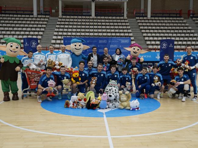La plantilla de Movistar Inter y Los Guachis también estuvieron presentes en la entrega de peluches