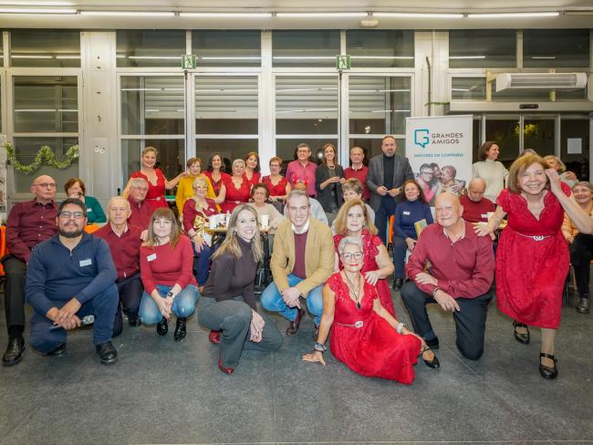 El concejal de Bienestar, Educación e Inmigración, Rubén Martínez; la edil de Mayores, Ana Verónica González; la directora de la Fundación Grandes Amigos, Mercedes Villegas y los mayores y los voluntarios participantes 
