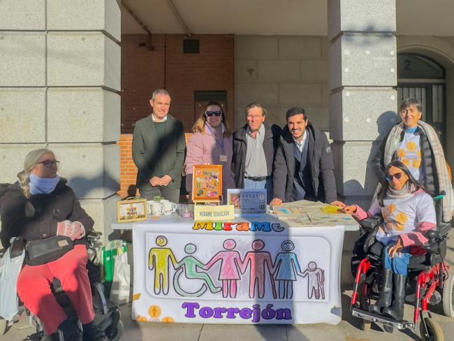 El alcalde, Alejandro Navarro y el concejal de Bienestar, Educación e Inmigración, Rubén Martínez, han visitado la Mesa informativa de la Asociación Mírame