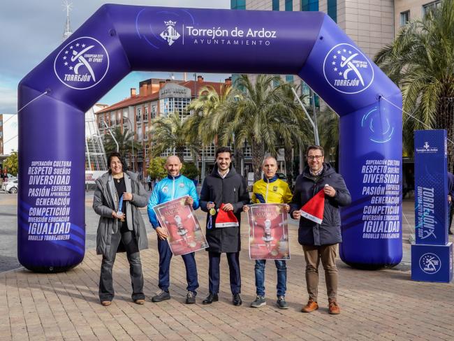 El alcalde, Alejandro Navarro Prieto, y la concejala de Deportes y Turismo, Miriam Gutiérrez, presentando la novedosa y divertida iniciativa, junto al presidente del Club Atletismo Torrejón de Ardoz, Borja Sánchez, el presidente del Club Runners Torrejón, José Manuel Ruíz, y el gerente de Oasiz Madrid, Raimon Sanchis, uno de los patrocinadores de la prueba