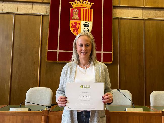 Carla Picazo con el diploma de finalista en los enerTIC Awards en la categoría “Smart Cities”