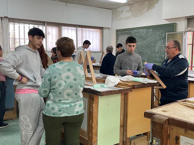 Mayores y estudiantes realizando trabajos de carpintería de forma conjunta  