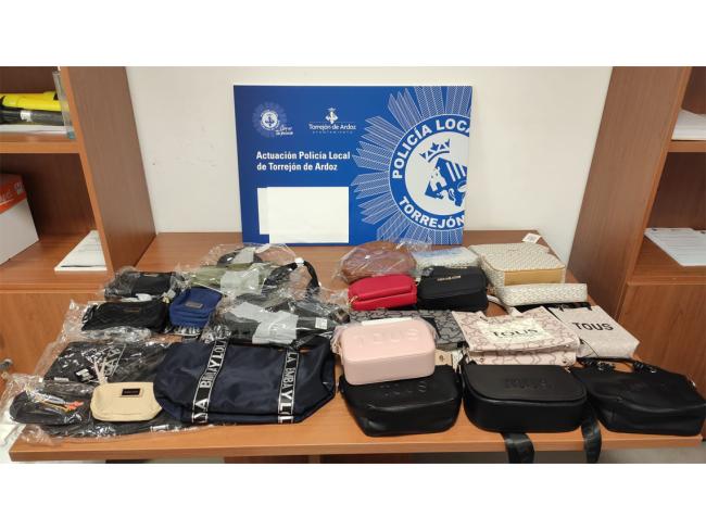 El material falsificado incautado son bolsos, monederos, mochilas y carteras