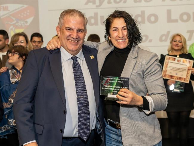 Miriam Gutiérrez junto al presidente de la Federación Madrileña de Lucha, Ángel Luis Giménez Bravo, con el premio recibido