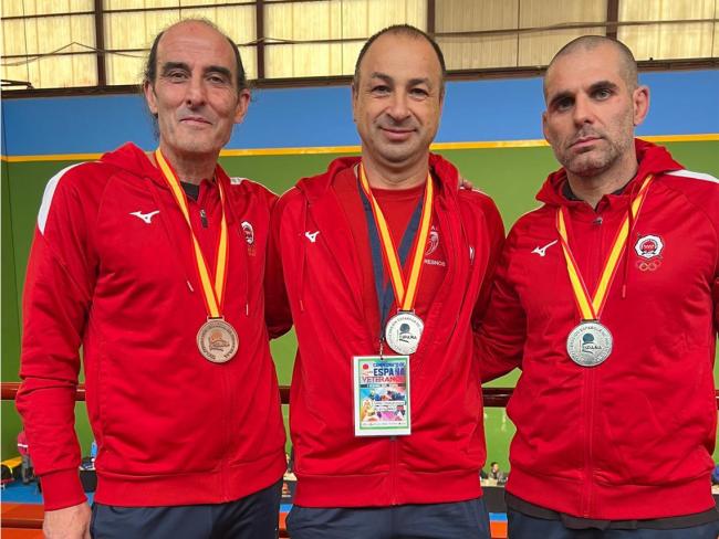 Los tres judocas del CDE Fresnos que lograron medalla en el Campeonato de España de judo de veteranos