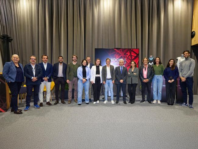 Miriam Gutiérrez en el sorteo de la MadCup de baloncesto junto a representantes de la Comunidad de Madrid, de otros ayuntamientos y responsables de la competición