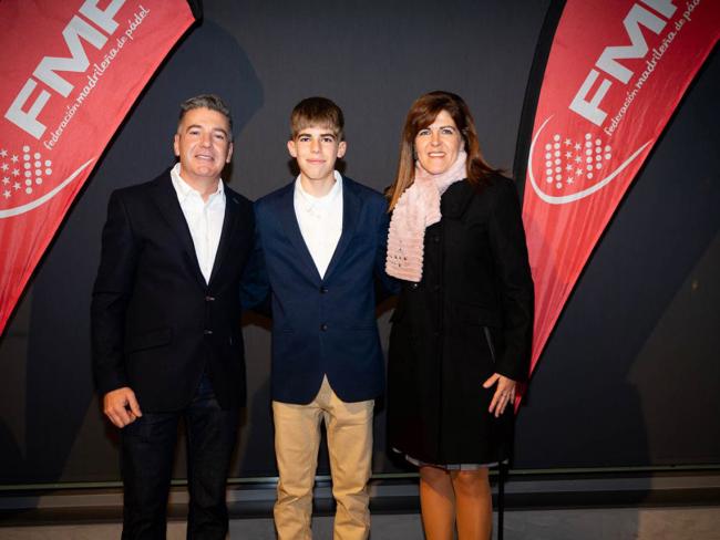 Darío Peña, junto a sus padres, en la gala de entrega de premios de la Federación Madrileña de Pádel