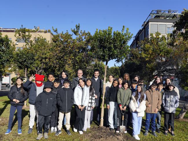 El alcalde, Alejandro Navarro Prieto, la concejala de Medio Ambiente, Esperanza Fernández, y alumnos del CEIP Buen Gobernador, plantaron el madroño 47 del Parque Constitución