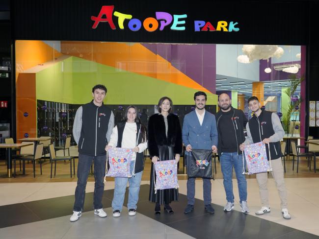 El alcalde, Alejandro Navarro, en Atoope Park Torrejón junto a su gerente, Sebastián Carreras Vidal, la coordinadora jefa, Patricia Moras y los coordinadores del equipo de monitores, Antonio González y Sergio Montero