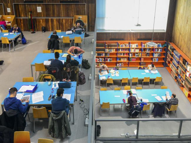 Las bibliotecas municipales amplían sus horarios para facilitar la preparación de los exámenes  