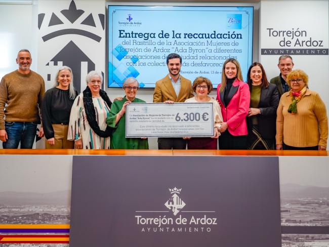 El alcalde, Alejandro Navarro Prieto; el concejal de Bienestar, Educación e Inmigración, Rubén Martínez; la edil de Mayores y Voluntariado, Ana Verónica González; la presidenta de la Asociación de Mujeres Ada Byron, Loli Rodríguez; otras socias de la entidad y representantes de los comercios locales y centros educativos que colaboraron en el rastrillo solidario