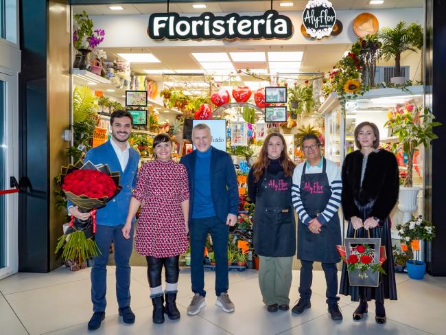 El alcalde, Alejandro Navarro, visitando Alyflor junto a su administradora, Alina Neagu, su socio Daniel Neagu y los empleados de este establecimiento