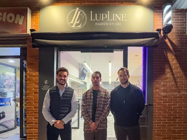 El alcalde, Alejandro Navarro, y el primer teniente de alcalde, Víctor Miranda, visitando Lup Line Barber Studio, junto a su gerente, Flavio Gabriel Lupu Cruceru