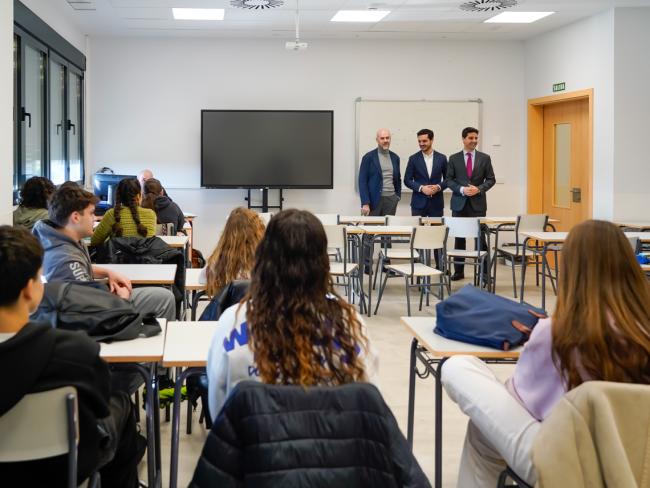 El alcalde, Alejandro Navarro Prieto, ha visitado la ampliación del IES Juan Bautista Monegro con el consejero de Educación, Ciencia y Universidades de la Comunidad de Madrid, Emilio Viciana, y el director del centro, Ángel Bermejo