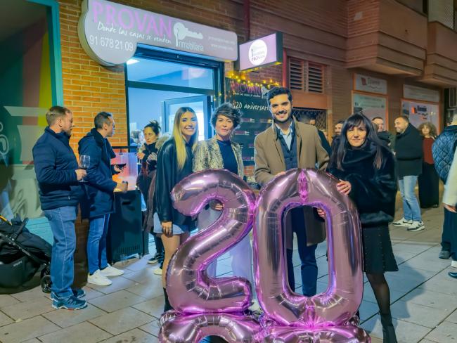 El alcalde, Alejandro Navarro Prieto, junto a su gerente, Vanesa del Barrio, y otras empleadas de PROVAN Inmobiliaria 