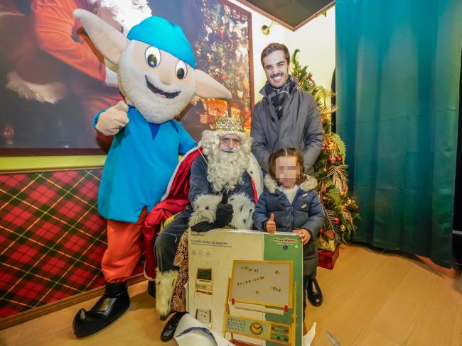 El alcalde, Alejandro Navarro Prieto, junto a Guachiabuelo y el Rey Melchor con una de las niñas beneficiarias de la Campaña del Juguete puesta en marcha con el objetivo de hacer feliz a los más pequeños