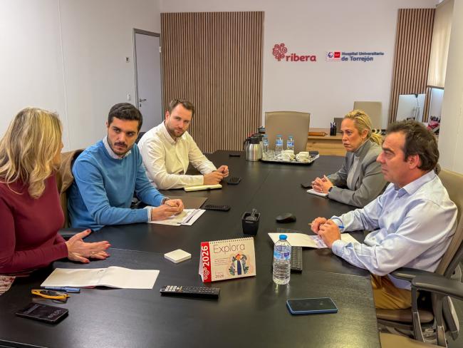 Alejandro Navarro Prieto, alcalde de Torrejón, Víctor Miranda, 1er teniente de alcalde y concejal de Urbanismo, Vivienda y Juventud, Carla Picazo, concejala de Sanidad, Digitalización y Transparencia, Santiago Orio, gerente del Hospital público de Torrejón, y Sonia Hernández, directora de Operaciones y directora Financiera de Ribera Salud, empresa adjudicataria de la gestión del Hospital Público Universitario de Torrejón