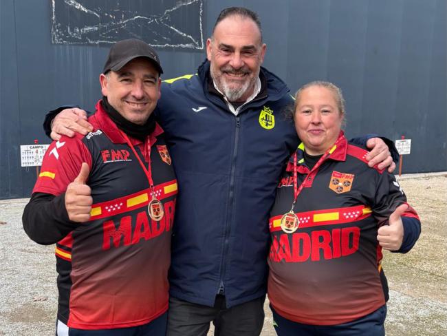 Manuel Corpas y Susana Panadero junto a Juan José Tapetado, presidente a la AD Petanca Torrejón