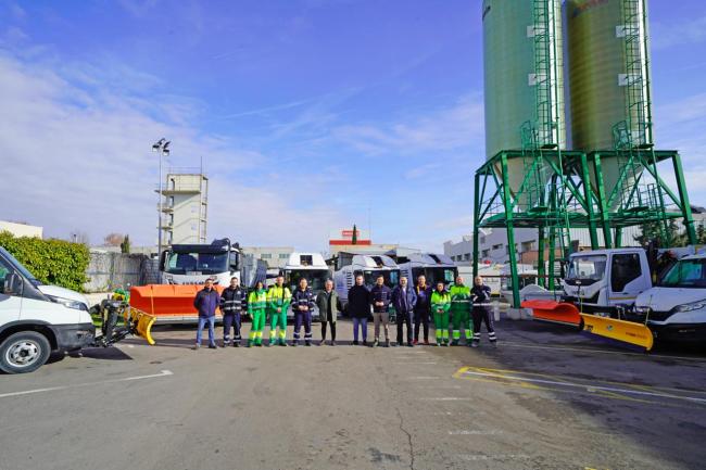 El regidor torrejonero esta misma mañana con los operarios municipales que realizan el reparto de sal