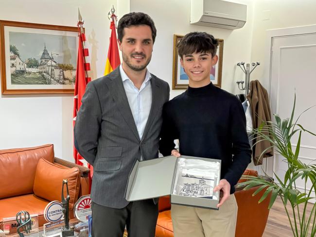 El alcalde, Alejandro Navarro, con el estudiante torrejonero, Ángel Quesada
