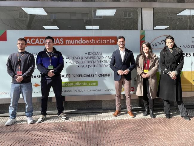 El alcalde, Alejandro Navarro, visitando Mudoestudiante, junto al CEO de la compañía, Antonio Barbeito; el coordinador del centro, Álvaro Olivares; la coordinadora de Recursos Humanos, Cristina Sánchez y la administrativa de la academia, Patricia Martínez