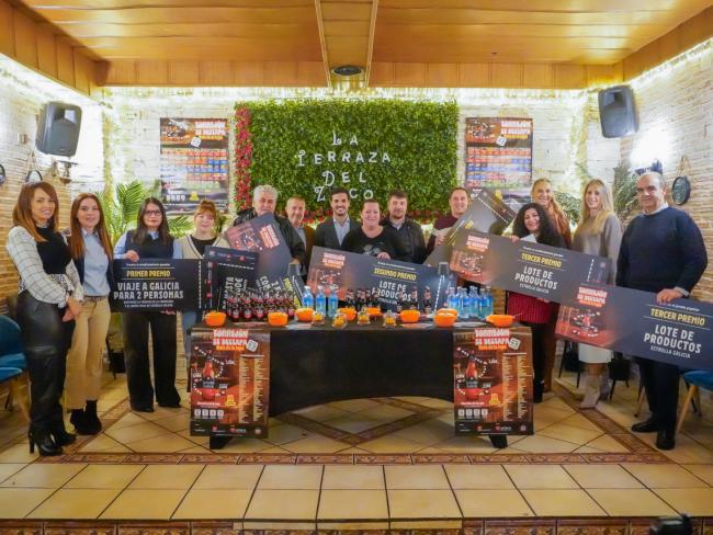 El alcalde, Alejandro Navarro Prieto, con los ganadores y patrocinadores de la XVI Edición de la Ruta de la Tapa “Torrejón se desTapa”