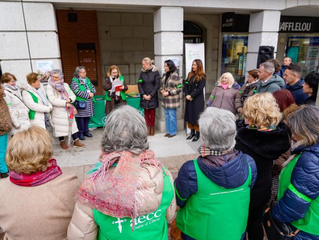 La presidenta de la Junta local de la Asociación Española contra el Cáncer en Torrejón de Ardoz, María del Carmen Merchán, dirigiendo unas palabras a todos los presentes en la mesa informativa 