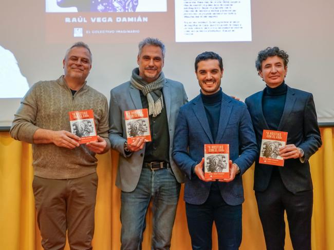 El alcalde, Alejandro Navarro, junto al autor del libro “A hostias con el ego. Aunque algunos llamen vida”, Raúl Vega, acompañados de su hermano, Jorge Vega y el presentador del acto, en el Centro Polivalente Abogados de Atocha, Antonio León