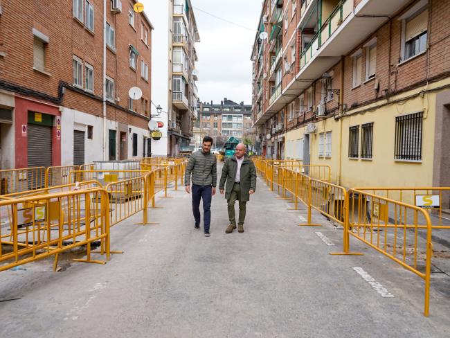 El alcalde, Alejandro Navarro Prieto, y el concejal de Obras, Limpieza Urbana, Administración y Contratación, Valeriano Díaz, supervisando el desarrollo de los trabajos en la calle Guadalajara