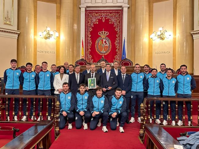 La plantilla de Movistar Inter FS junto al presidente del Senado, Pedro Rollán