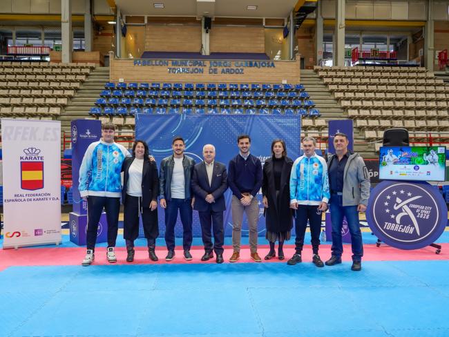 El acto también contó con la presencia de integrantes del Club Karate Torrejón de Ardoz Tomás Herrero y Joaquina Joaquín, directora del Centro Comercial Parque Corredor