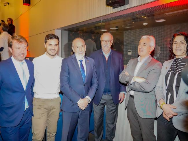 El alcalde, Alejandro Navarro, y la concejala de Deportes y Turismo, Miriam Gutiérrez, junto al exseleccionador campeón del Mundo, Vicente del Bosque, el presidente de la Real Federación de Fútbol de Madrid, Paco Díez, y otras personalidades que asistieron a la presentación de la MadCup 2026