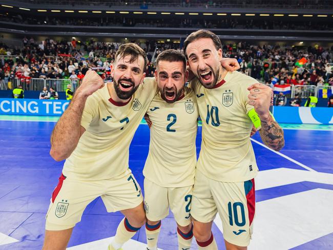 Los jugadores de Movistar Inter FS, Cecilio y Raya, con el torrejonero y capitán de la selección española, Mario Rivillos, campeones de Europa