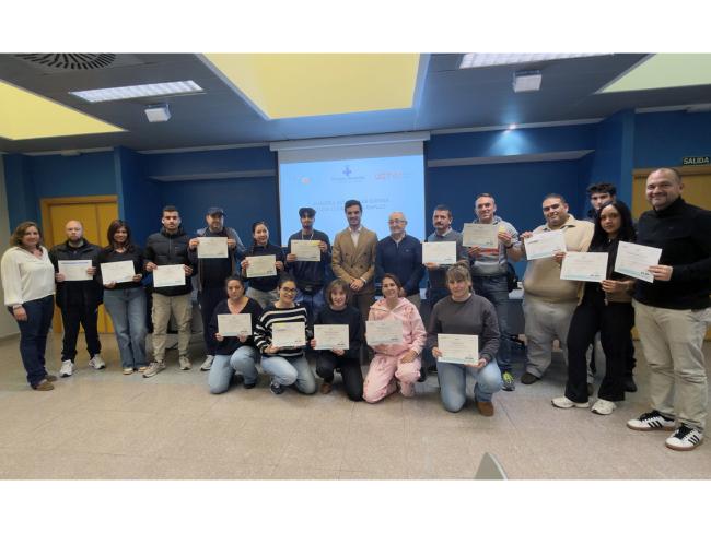 El alcalde, Alejandro Navarro, con los alumnos que han superado con éxito los cursos de “Operador de carretillas elevadoras” e “Introducción al diseño gráfico con software libre” 