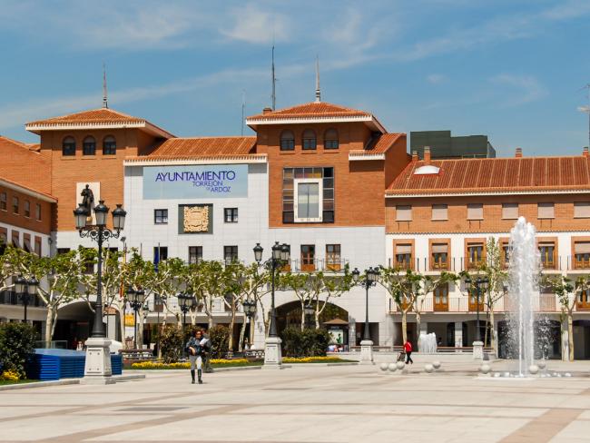 El Ayuntamiento envía 2.788 certificados de empadronamiento a domicilio para facilitar los trámites de matriculación en los colegios e institutos de la ciudad de cara al curso 2026/2027