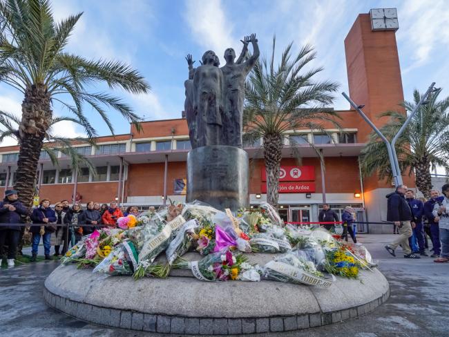 El monumento que se erige en la ciudad en homenaje a las víctimas, ubicado en la Plaza de España, frente a la estación de Cercanías
