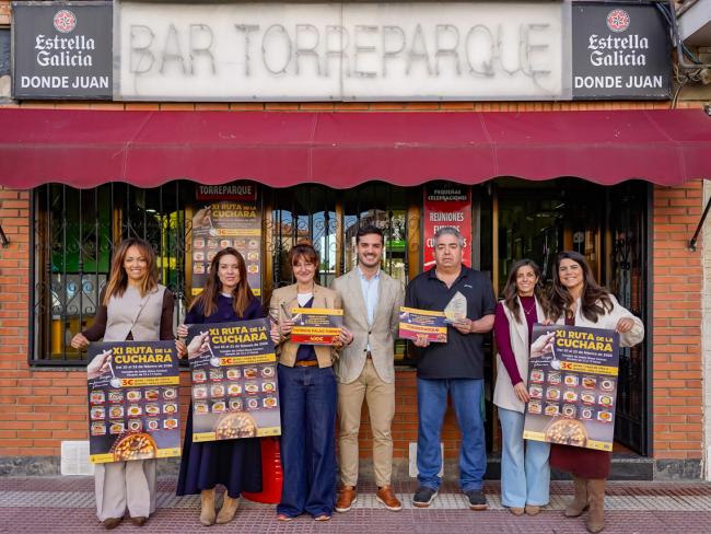 El alcalde, Alejandro Navarro Prieto, junto con la representante de la Asociación de Comerciantes de la Zona Centro y Ameta, Vanesa Calvo; la secretaria general de UNICEM, Carolina Santana; y las representantes de la Asociación EMMU, Tania Hernández y Celia Martín, con los ganadores de la XI Ruta de la Cuchara, Juan García y Patricia Palao 